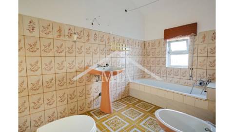 Prédio em propriedade total, de gaveto, com...