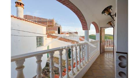 Prédio em propriedade total, de gaveto, com...