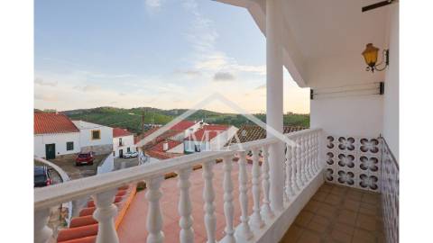 Prédio em propriedade total, de gaveto, com...