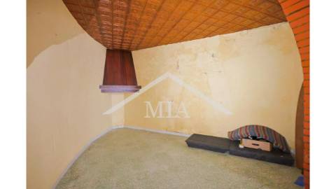 Prédio em propriedade total, de gaveto, com...