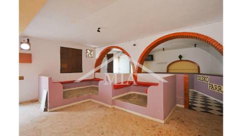 Prédio em propriedade total, de gaveto, com...