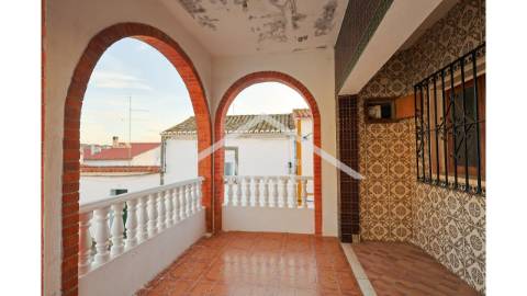 Prédio em propriedade total, de gaveto, com...