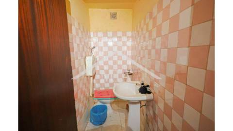 Prédio em propriedade total, de gaveto, com...