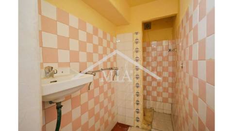 Prédio em propriedade total, de gaveto, com...