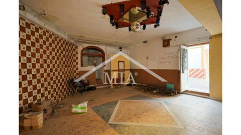 Prédio em propriedade total, de gaveto, com...