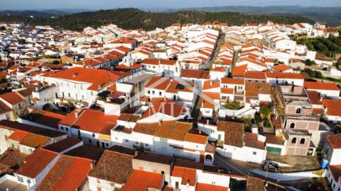 Prédio em propriedade total, de gaveto, com...