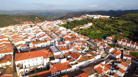 Prédio em propriedade total, de gaveto, com...