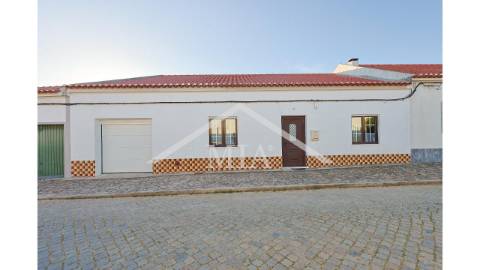 Um autêntico refúgio no coração do Alentejo,...