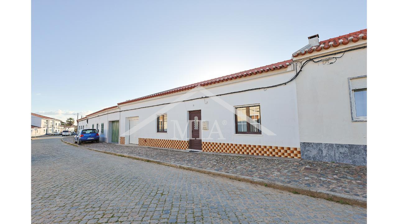 Um autêntico refúgio no coração do Alentejo,...