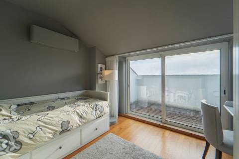 Penthouse T2 Exclusiva na Foz: Terraço Jardim de 400m2 e Vista Mar  Apartamento Recuado na Rua Marechal Saldanha