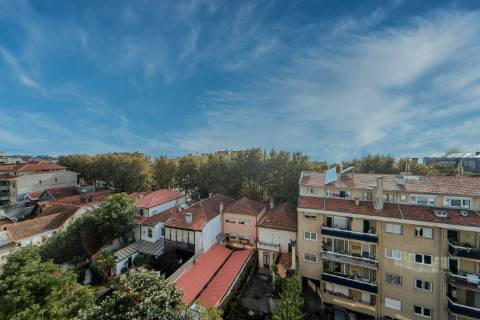 Penthouse T2 Exclusiva na Foz: Terraço Jardim de 400m2 e Vista Mar  Apartamento Recuado na Rua Marechal Saldanha