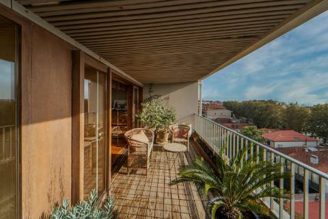 Penthouse T2 Exclusiva na Foz: Terraço Jardim de 400m2 e Vista Mar  Apartamento Recuado na Rua Marechal Saldanha