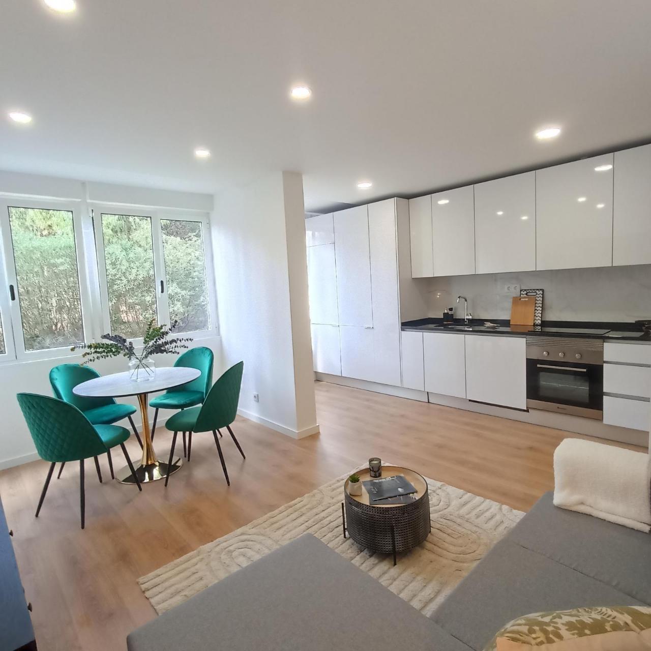 BENFICA | AV. URUGUAI | T4 EM T3 | REMODELADO A ESTREAR | SALA 43m2 | COZINHA OPEN SPACE | 2 VARANDAS